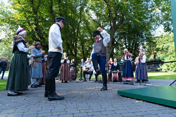 Asnate Rancāne tiešraides laikā ar jestriem dančiem iekustina japāņus Osakas EXPO 377168