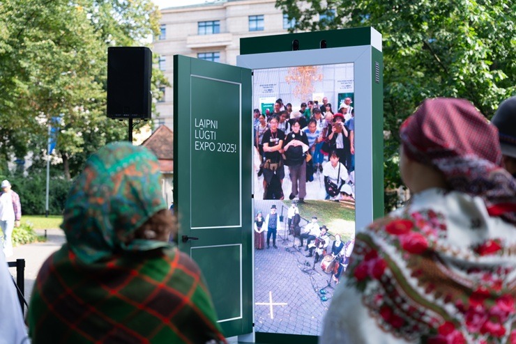 Asnate Rancāne tiešraides laikā ar jestriem dančiem iekustina japāņus Osakas EXPO 377169