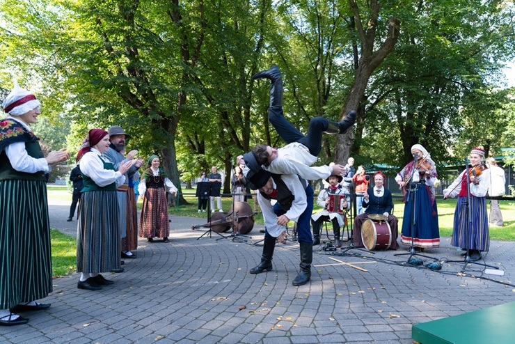 Asnate Rancāne tiešraides laikā ar jestriem dančiem iekustina japāņus Osakas EXPO 377170