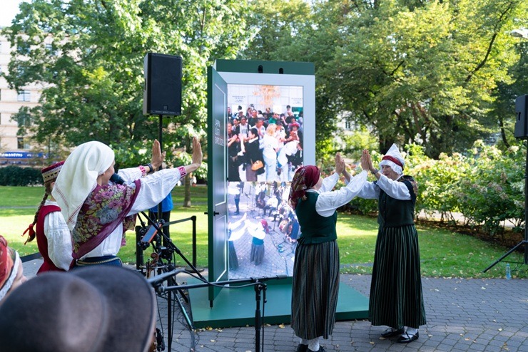 Asnate Rancāne tiešraides laikā ar jestriem dančiem iekustina japāņus Osakas EXPO 377171