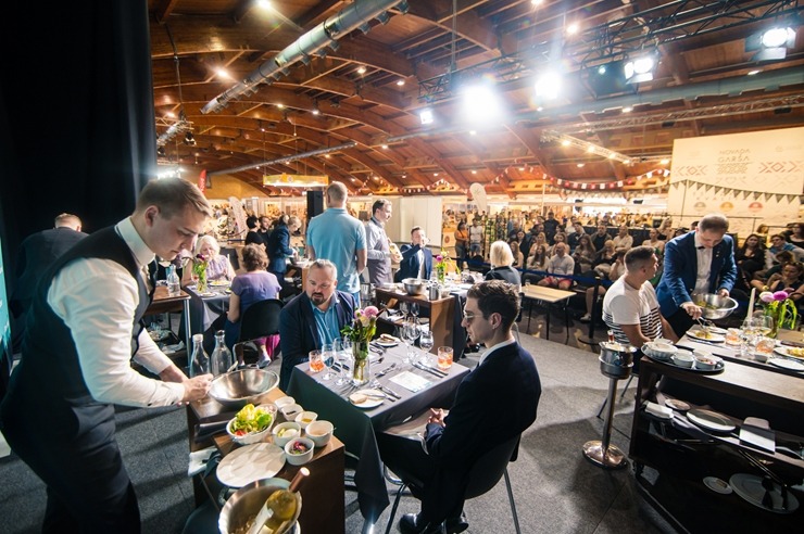 Izstādē «RigaFood 2025» uz Gemoss skatuves noteica viesmīļu konkursa «Latvijas viesmīlības zvaigzne» uzvarētāju - Juris Semjonovs 377395