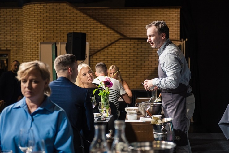 Izstādē «RigaFood 2025» uz Gemoss skatuves noteica viesmīļu konkursa «Latvijas viesmīlības zvaigzne» uzvarētāju - Juris Semjonovs 377396