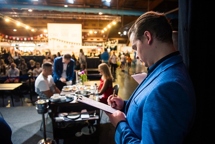 Izstādē «RigaFood 2025» uz Gemoss skatuves noteica viesmīļu konkursa «Latvijas viesmīlības zvaigzne» uzvarētāju - Juris Semjonovs 377397