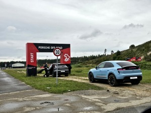 Travelnews.lv piedalās jaudīgā «Porsche Off-Road Experience» pasākumā, kas notiek sporta kompleksā «333» 16