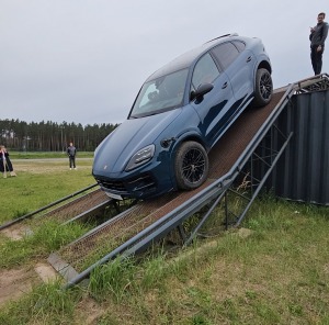 Travelnews.lv piedalās jaudīgā «Porsche Off-Road Experience» pasākumā, kas notiek sporta kompleksā «333» 30