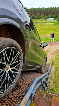 Travelnews.lv piedalās jaudīgā «Porsche Off-Road Experience» pasākumā, kas notiek sporta kompleksā «333» 33