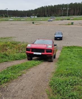 Travelnews.lv piedalās jaudīgā «Porsche Off-Road Experience» pasākumā, kas notiek sporta kompleksā «333» 35