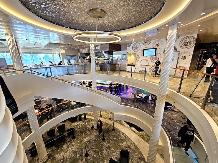 Rīgas ostā pirmoreiz ieradies vācu kompānijas «TUI Cruises» kruīza kuģis «Mein Schiff 3» 377995