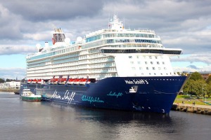 Rīgas ostā pirmoreiz ieradies vācu kompānijas «TUI Cruises» kruīza kuģis «Mein Schiff 3» - Foto