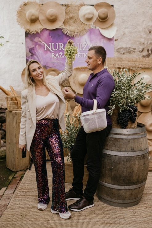 Eleganti, gardi un ar pārsteigumiem tiek svinēti «Nurmuižas Ražas svētki 2025». Foto: Kaspars Dobrovolskis 378156