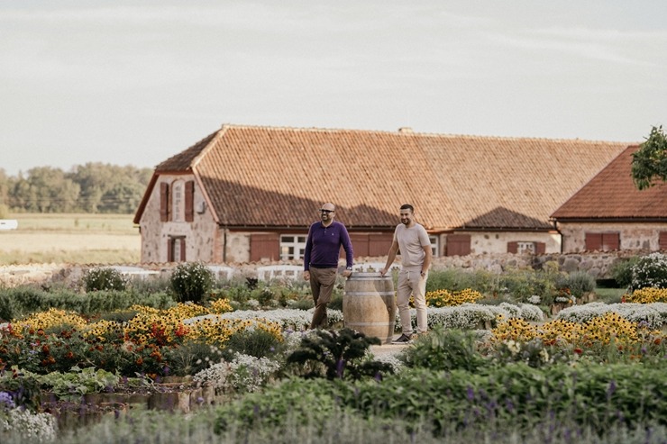Eleganti, gardi un ar pārsteigumiem tiek svinēti «Nurmuižas Ražas svētki 2025». Foto: Kaspars Dobrovolskis 378131