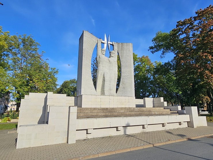Nr.4 Apmeklējam Kohtla-Jerves Degakmens muzeju un īpašu kultūras namu no 1952.gada. Sadarbībā ar «Active Travel» un Idaviru 378497