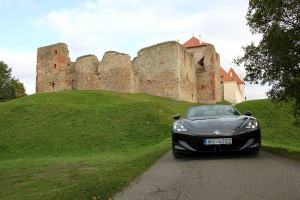 Ar jauno «MG Cyberster» apceļojam Bauskas pili sadarbībā ar «Autobrava» 30