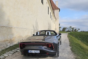 Ar jauno «MG Cyberster» apceļojam Bauskas pili sadarbībā ar «Autobrava» 33