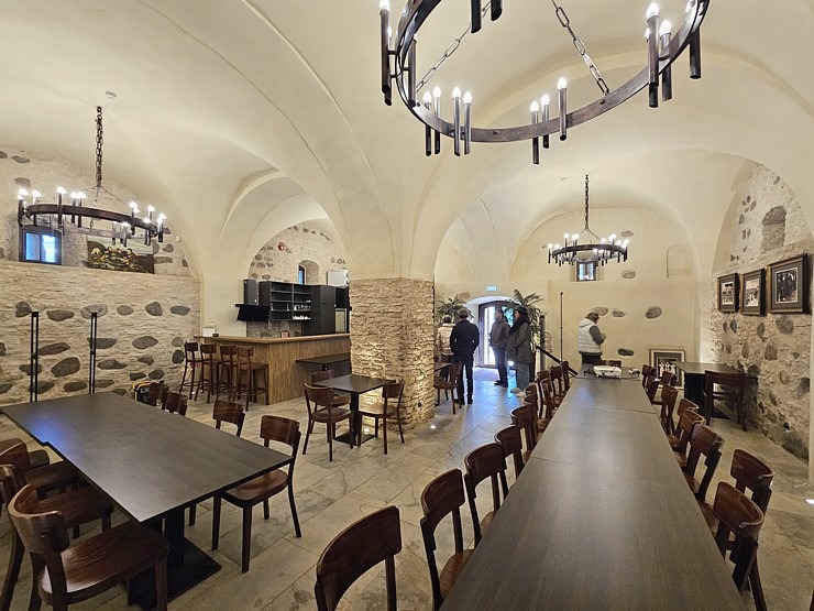 Apmeklējam Mētaguses muižas kompleksu, restorānu «Rosen» un spa viesnīcu «Von Roden spa». Sadarbībā «Active Travel» un Idaviru 378695