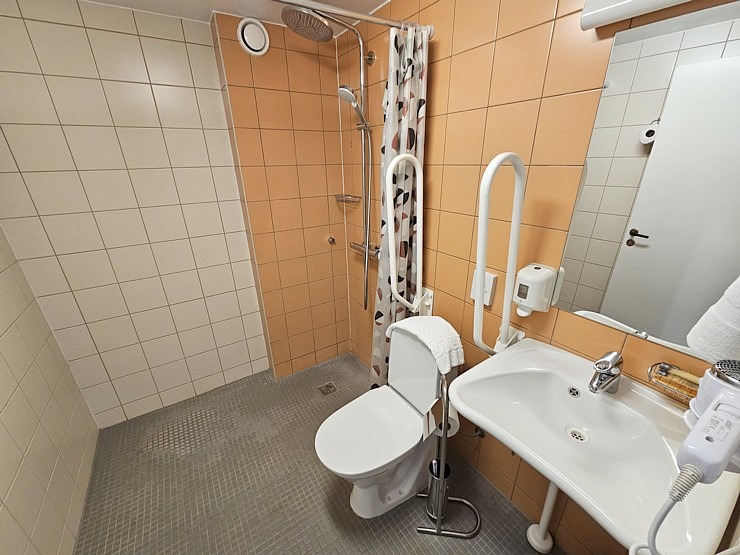 Apmeklējam Mētaguses muižas kompleksu, restorānu «Rosen» un spa viesnīcu «Von Roden spa». Sadarbībā «Active Travel» un Idaviru 378717