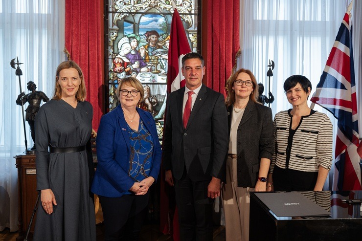 Parakstīts sadarbības memorands starp Liepāja 2027, Lielbritānijas vēstniecību Latvijā un British Council 378875