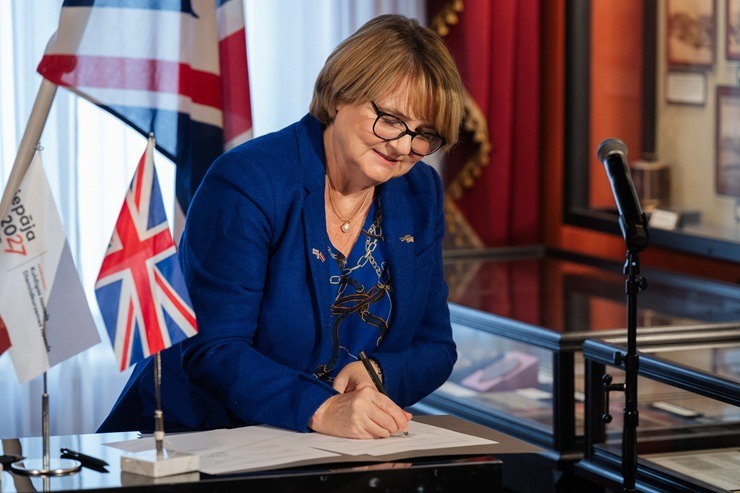 Parakstīts sadarbības memorands starp Liepāja 2027, Lielbritānijas vēstniecību Latvijā un British Council 378872