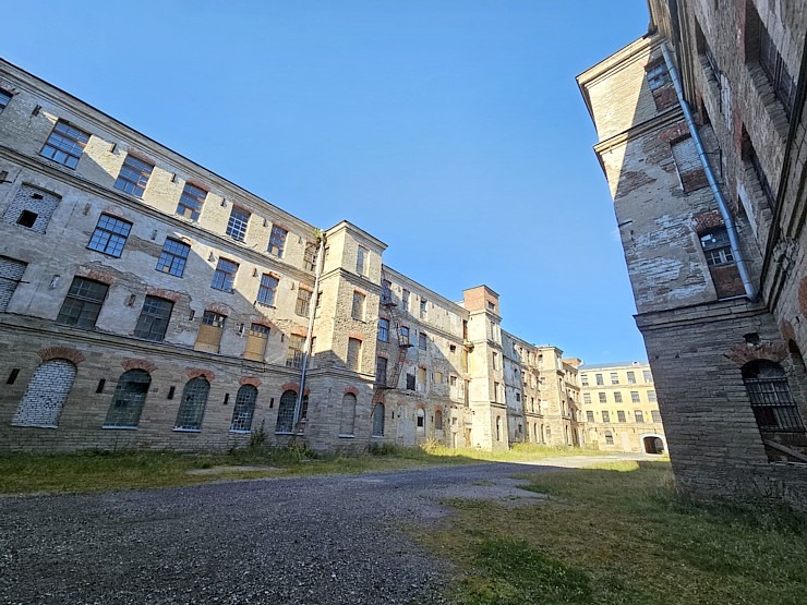 Apmeklējam iespaidīgās Krēnholmas manufaktūras celtnes Narvā un to vēsturi. Sadarbībā ar «Active Travel» un Idaviru Apmeklējam iespaidīgās Krēnholmas manufaktūras celtnes Narvā un to vēsturi. Sadarbībā ar «Active Travel» un Idaviru 378994