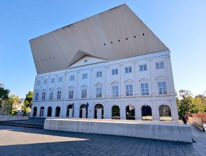 Iepazīstam Narvas Rātsnamu un pilsētu, kurā krievu valoda skan biežāk nekā igauņu. Sadarbībā ar «Active Travel» un Idaviru 3