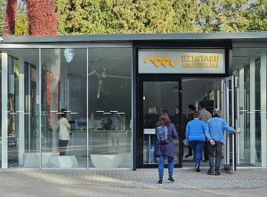 Leģendārās Dzintaru koncertzāles apskate ar iespēju ielūkoties mākslinieku grimētavās. Sadarbībā ar VisitJurmala.lv 2