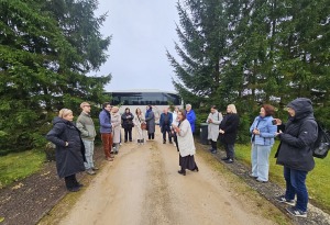 Apmeklējam tekstilmākslinieci Baibu Rīteri ļoti skaistā Saldus novada viensētā, kur tiek austi unikāli gobolēni 3