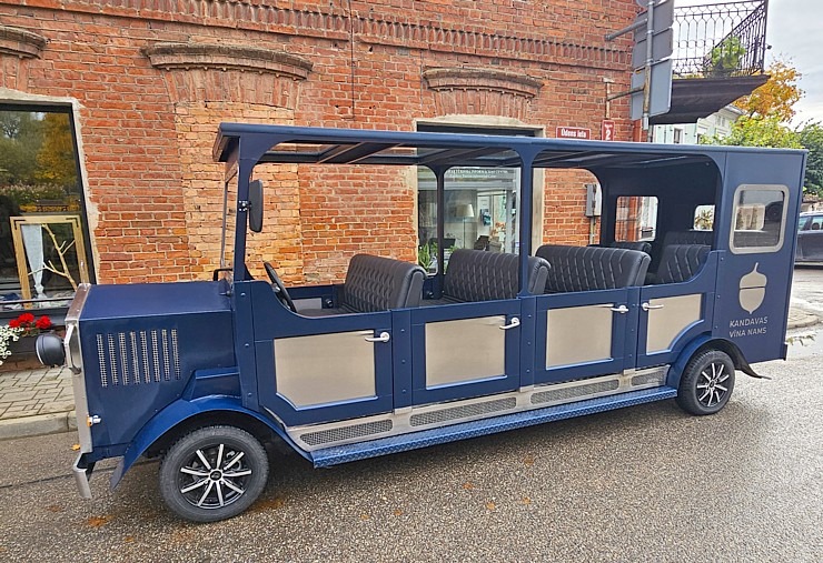 «Kandavas vīna nams» piedāvā izbraucienus ar retro auto «Zīle» – 12 vietīgu auto audio gida pavadījumā «Kandavas vīna nams» piedāvā izbraucienus ar retro auto «Zīle» – 12 vietīgu auto audio gida pavadījumā 379935