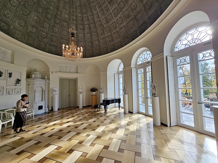 Iepazīstam klasicisma stila Jaunauces pili Saldus novadā 380253