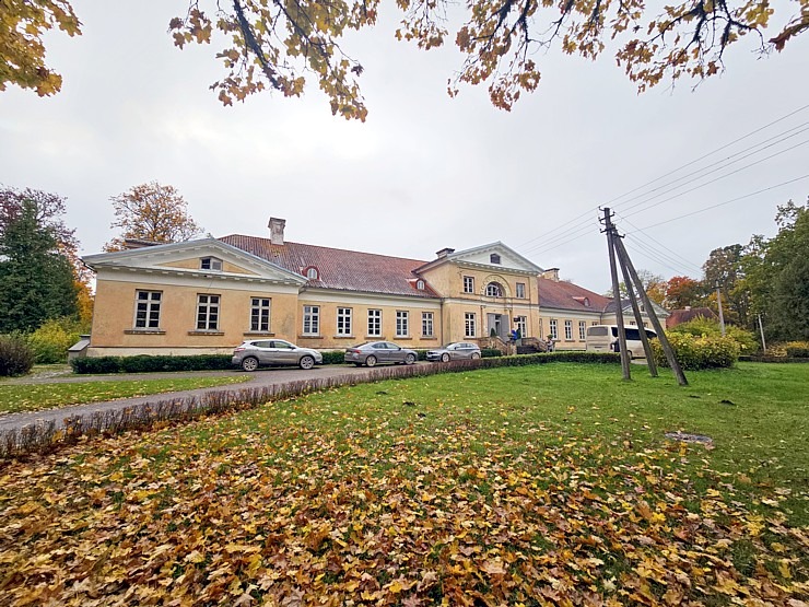 Iepazīstam klasicisma stila Jaunauces pili Saldus novadā 380283