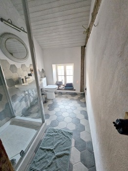 Travelnews.lv divas naktis nakšņo Kuldīgas dizaina viesnīcas « Sīmanis » apartamentos 11