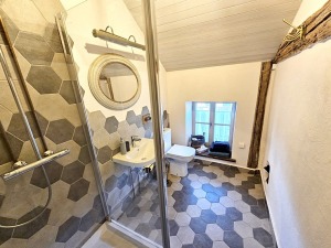 Travelnews.lv divas naktis nakšņo Kuldīgas dizaina viesnīcas « Sīmanis » apartamentos 12