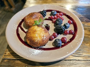 Travelnews.lv divas naktis nakšņo Kuldīgas dizaina viesnīcas « Sīmanis » apartamentos 15