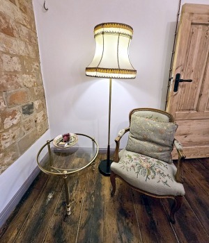 Travelnews.lv divas naktis nakšņo Kuldīgas dizaina viesnīcas « Sīmanis » apartamentos 9