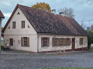 Pēcpusdienas pastaigā iepazīstam UNESCO Pasaules mantojuma sarakstā iekļauto Kuldīgu 17