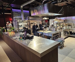 Tiek atklāta ēdināšanas zona « POSTe food hall » tirdzniecības centrā « Origo » 46