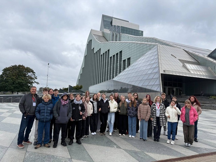 Latvijā uz nometni sabrauc talantīgi ukraiņu bērni 380895