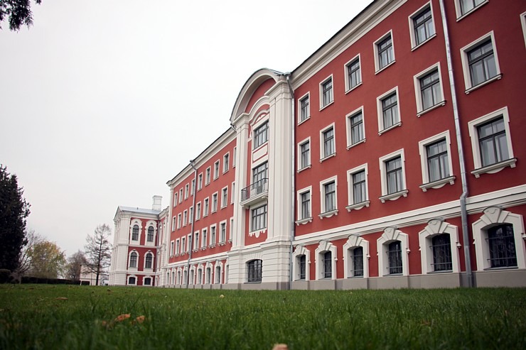 Apceļojam Latviju ar 486 zirgspēku jaudīgo « Xpeng G6 » - Jelgavas pils. Sadarbībā ar Autobrava 380930