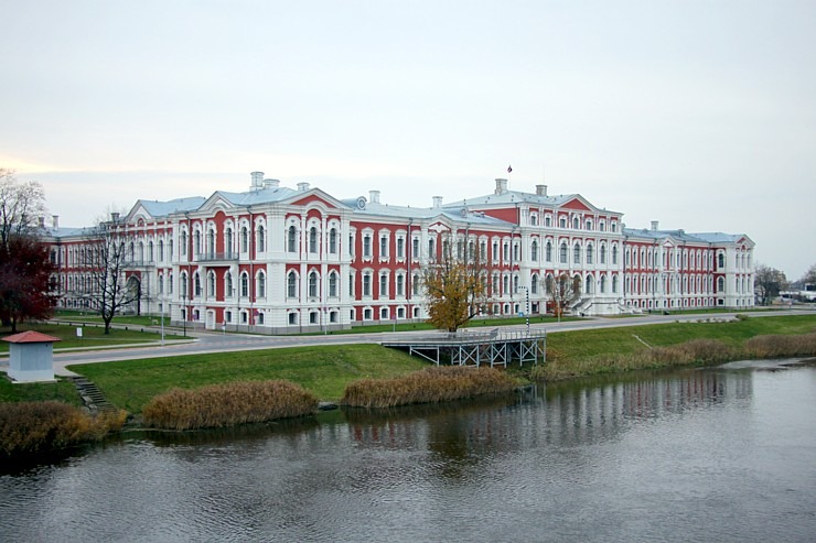 Apceļojam Latviju ar 486 zirgspēku jaudīgo « Xpeng G6 » - Jelgavas pils. Sadarbībā ar Autobrava 380924