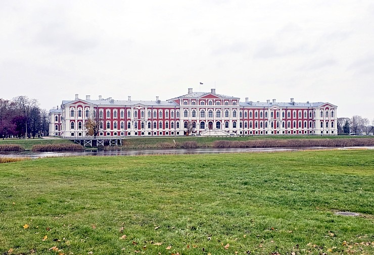 Apceļojam Latviju ar 486 zirgspēku jaudīgo « Xpeng G6 » - Jelgavas pils. Sadarbībā ar Autobrava 380925