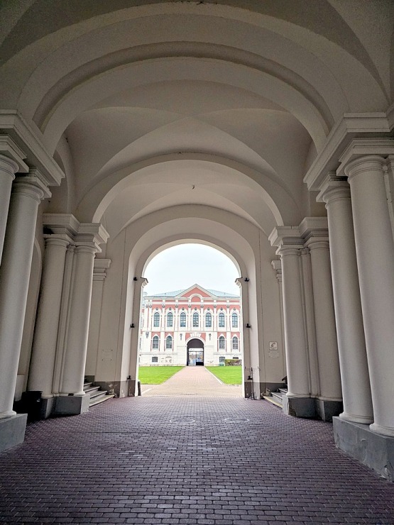 Apceļojam Latviju ar 486 zirgspēku jaudīgo « Xpeng G6 » - Jelgavas pils. Sadarbībā ar Autobrava 380927