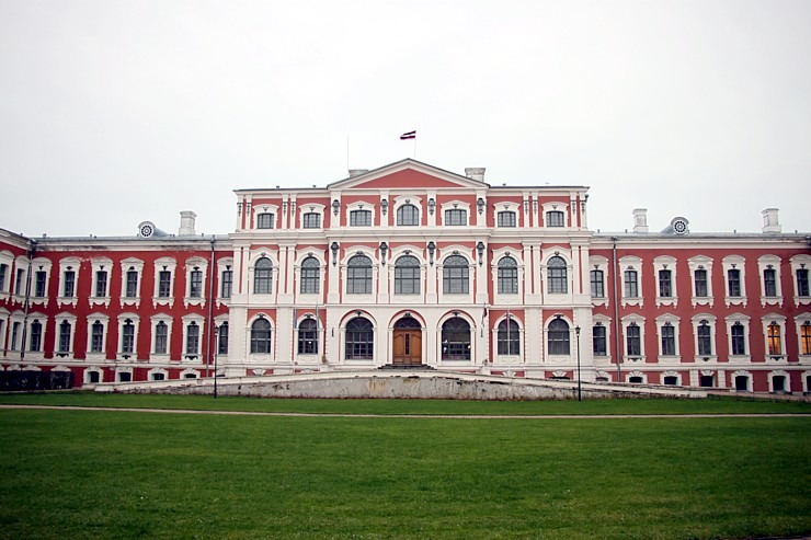 Apceļojam Latviju ar 486 zirgspēku jaudīgo « Xpeng G6 » - Jelgavas pils. Sadarbībā ar Autobrava 380928