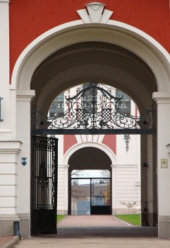 Apceļojam Latviju ar 486 zirgspēku jaudīgo « Xpeng G6 » - Jelgavas pils. Sadarbībā ar Autobrava 11