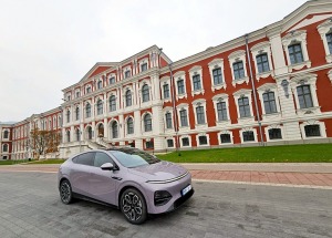 Apceļojam Latviju ar 486 zirgspēku jaudīgo « Xpeng G6 » - Jelgavas pils. Sadarbībā ar Autobrava 2