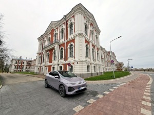 Apceļojam Latviju ar 486 zirgspēku jaudīgo « Xpeng G6 » - Jelgavas pils. Sadarbībā ar Autobrava 28