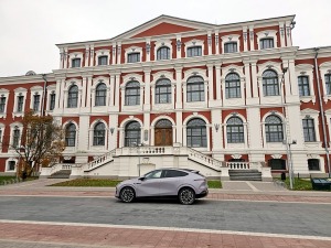 Apceļojam Latviju ar 486 zirgspēku jaudīgo « Xpeng G6 » - Jelgavas pils. Sadarbībā ar Autobrava 3