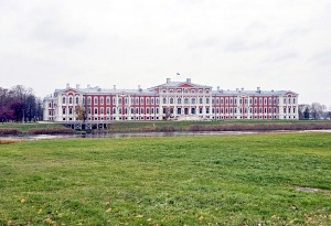 Apceļojam Latviju ar 486 zirgspēku jaudīgo « Xpeng G6 » - Jelgavas pils. Sadarbībā ar Autobrava 5