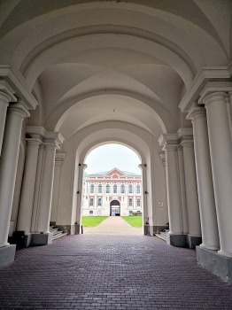 Apceļojam Latviju ar 486 zirgspēku jaudīgo « Xpeng G6 » - Jelgavas pils. Sadarbībā ar Autobrava 7