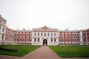 Apceļojam Latviju ar 486 zirgspēku jaudīgo « Xpeng G6 » - Jelgavas pils. Sadarbībā ar Autobrava 9