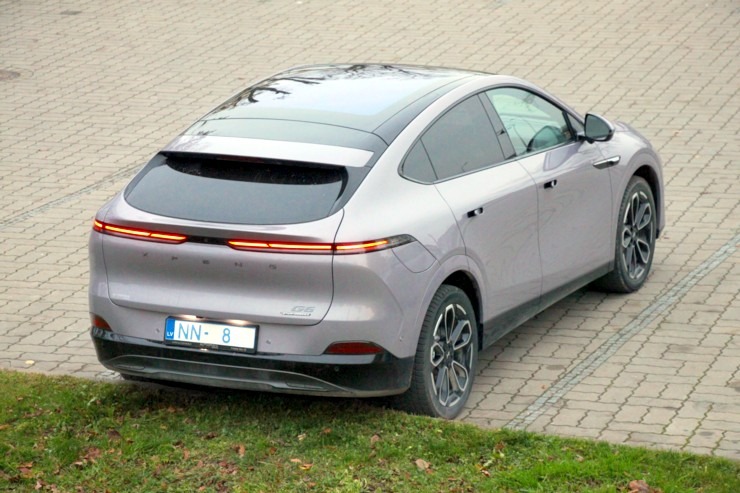 Ar 486 zirgspēku jaudīgo « Xpeng G6 » dodamies uz Latgales laukiem. Sadarbībā ar Autobrava 380996