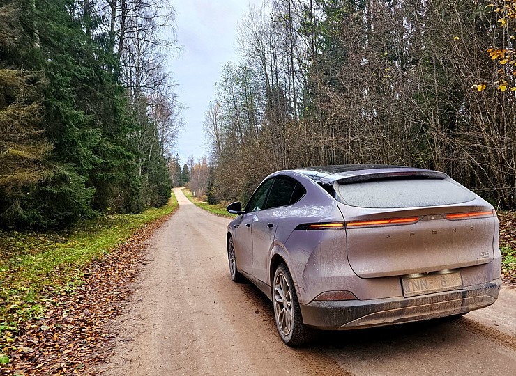 Ar 486 zirgspēku jaudīgo « Xpeng G6 » dodamies uz Latgales laukiem. Sadarbībā ar Autobrava 380999